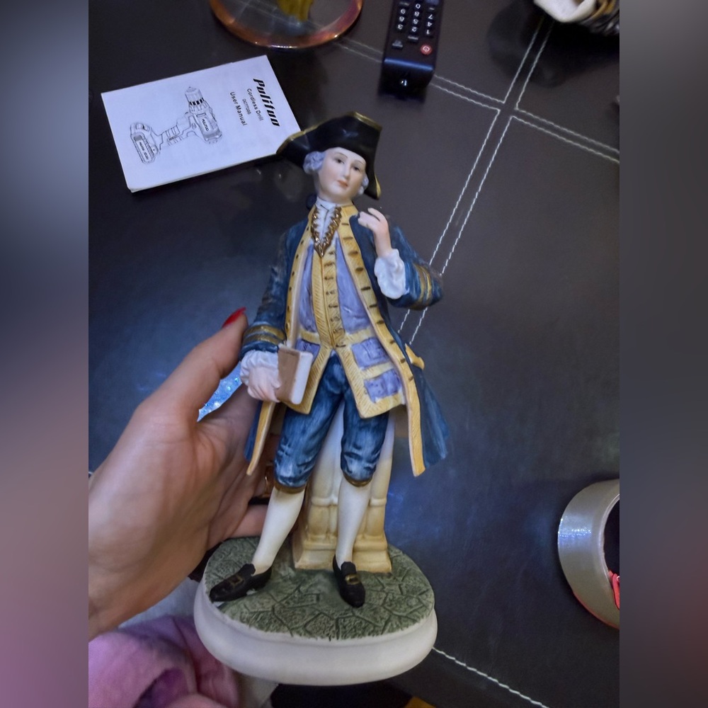 Vintage “Town Crier” Colonist Figurine – Andrea by Sadek - Picture 5 of 6
